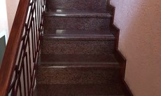 Сходинки, плитка та підвіконня з червоного граніту